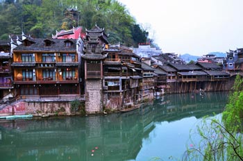  張家界國(guó)家森林公園、黃龍洞、鳳凰古城九景三晚四日游